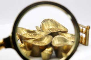 如何辨别与黄金相似的金属饰品的特点？这些金属饰品的市场需求如何？
