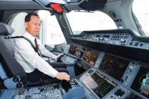 原东航集团董事长刘绍勇多么爱作秀？非要每年开飞机过瘾！但如今却被指涉嫌受贿！应该没法出来了