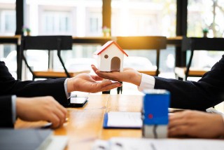 如何评估一个楼盘的发展情况？有哪些关键要素需关注？