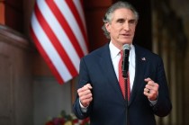 美国内政部长称正在考虑控制油价的各种选项