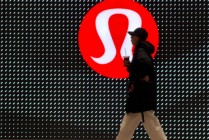 受代理权之争与关税拖累，Lululemon 发布疲软业绩指引