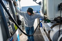 伊朗战事加剧中期选举压力 特朗普赴西部摇摆州力推经济议程