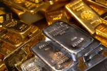 油价震荡引发市场波动，黄金反弹但白银延续跌势