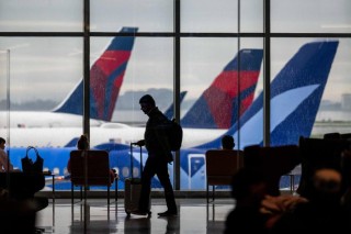 美国签证审查严重拖长 谷歌和苹果建议外籍员工“别出美国”