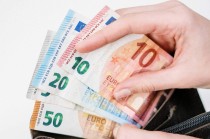 如何看待金融领域的特定举措？金融精准扶贫有什么作用？