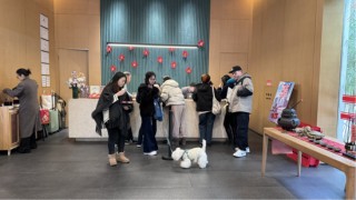 当年轻人主导春节，反向过年带飞酒店业