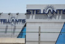 斯特兰蒂斯宣布业务重组致260亿美元损失，股价暴跌20%