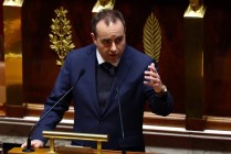 法国政府在两项不信任动议中过关