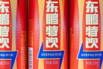 押宝张雪机车迎来营销“高光时刻”，东鹏饮料港股却创历史新低