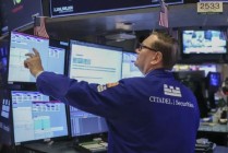 早盘：美股走低 道指跌逾300点