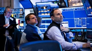 收盘：美股涨跌不一 道指上涨400点