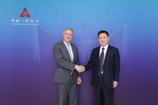 中国人民银行行长潘功胜分别会见国际金融机构负责人
