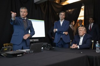 特朗普发布观看美对委行动照片