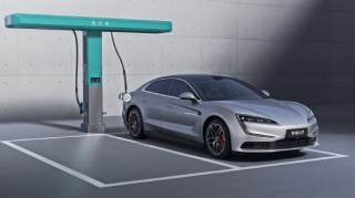 仰望2026款旗舰矩阵联袂上市，重塑高端出行体验  续航、操控、舒适全面进阶，仰望2026款旗舰车型重磅上市