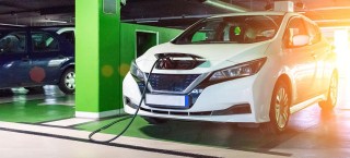 电动汽车充电时应该注意哪些安全事项？