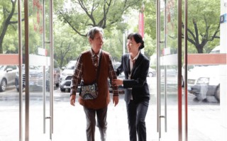 当“90后”遇上“90后”…… 浙江稠州商业银行青年员工与银发族的温暖守望