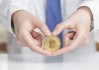 如何理解国际黄金价格的形成机制？这种机制存在哪些变化因素？