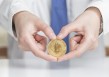 如何理解国际黄金价格的形成机制？这种机制存在哪些变化因素？