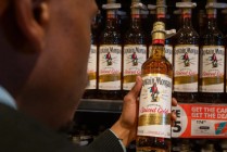 全球最大烈酒生产商帝亚吉欧调低盈利预期，股价跌8%