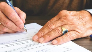 城镇职工怎样顺利完成医保报销？这种医保报销有哪些规定？