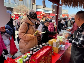 新春走基层・一线直击丨打卡北京隆福寺：一篮年货 喜乐相伴