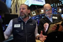 午盘：三大指数悉数走高 道指上涨近500点