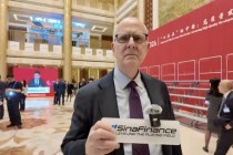 欧亚集团米德伟谈中美AI路径区别：中国将AI注入生产过程与企业每个部分，美国只注重前沿模型