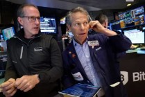 早盘：美股走势分化 道指下跌390点