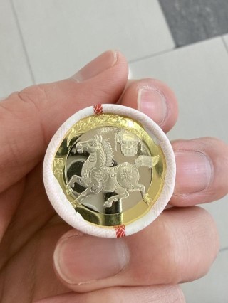“马年”纪念币钞兑换首日银行网点排队如潮，有“黄牛”在等待回收