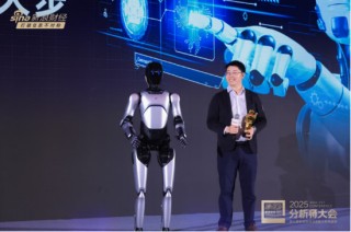 智元远征A2登上金麒麟舞台：那句“我既是颁奖嘉宾又是您的研究对象”标记了一个时刻