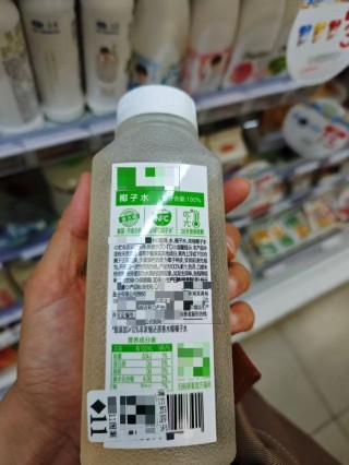“100%”标签暗藏玄机？9块9两瓶和20块一升的椰子水 究竟差在哪？