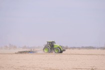 国产高端农机加速突破！中联重科DV4104混动拖拉机进入新疆熟化项目田间验证阶段