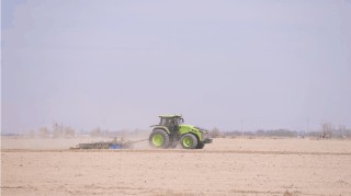 国产高端农机加速突破！中联重科DV4104混动拖拉机进入新疆熟化项目田间验证阶段