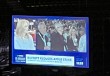 苹果CEO库克亮相股东大会 巴菲特感谢：让我们赚了很多钱