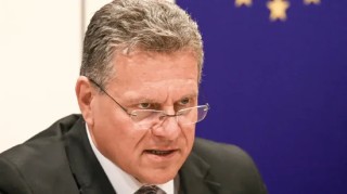 外盘头条：美联储连续按兵不动 鲍威尔无视特朗普降息言论 苹果考虑在浏览器中添加AI搜索 谷歌大跌7%