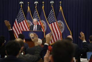 油价飙升彻底颠覆美债市场对2026年美联储降息押注