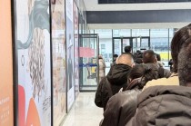 “马年”纪念币钞兑换首日银行网点排队如潮，有“黄牛”在等待回收