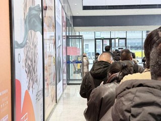 “马年”纪念币钞兑换首日银行网点排队如潮，有“黄牛”在等待回收