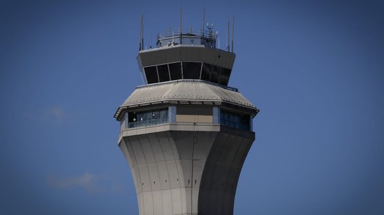 美国联邦航空管理局在数百次航班中断后考虑减少纽瓦克机场的航班  第1张