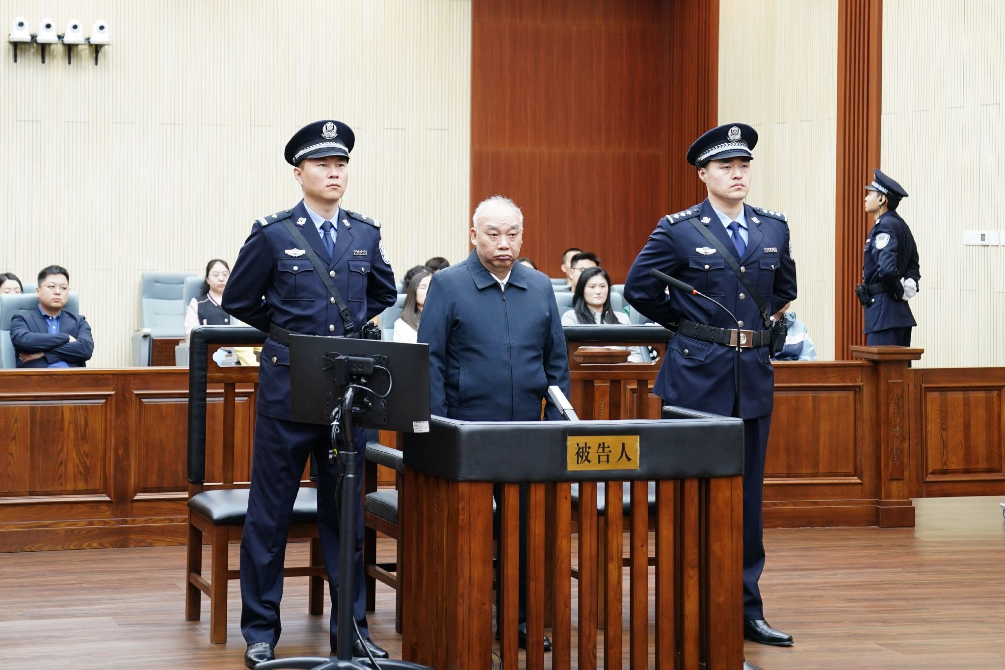 受贿数额特别巨大、滥用职权 国家烟草专卖局原局长凌成兴一审被判十六年  第1张