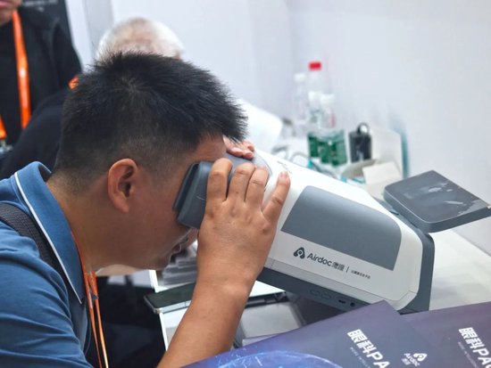 拍张眼底照片就能预测糖尿病、老年痴呆风险！鹰瞳科技神器将亮相美好生活博览会  第1张