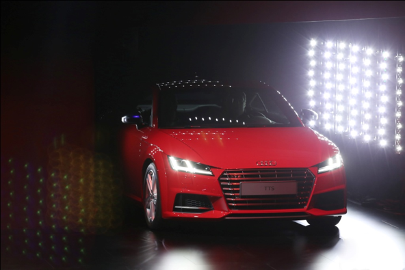 汽车使用手机支架伤车吗？  第1张