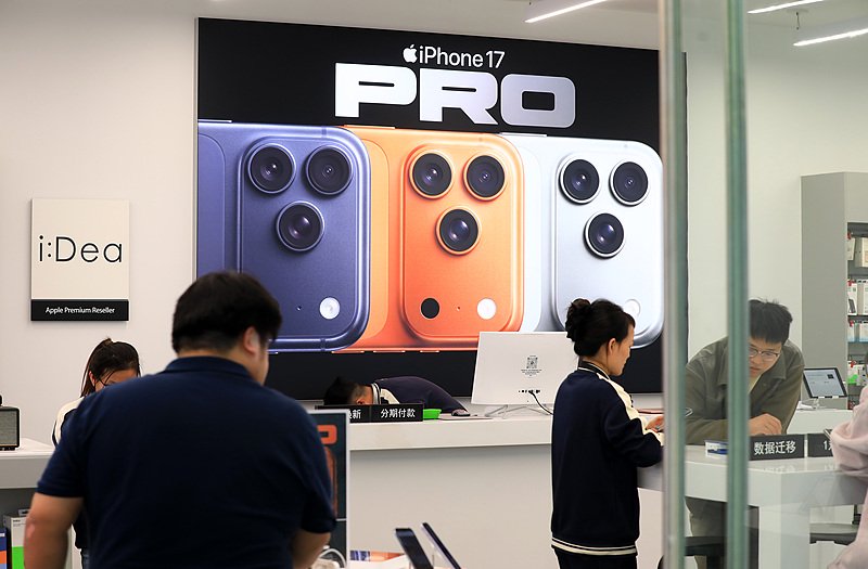 iPhone 17系列带动苹果10月在华销量大增37%,当月市场份额达到四分之一 第1张 iPhone 17系列带动苹果10月在华销量大增37%,当月市场份额达到四分之一 第1张