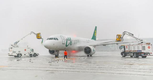 上海飞西安延误了5小时，突降暴雪，航班大面积延误！大批人被困机场  第6张