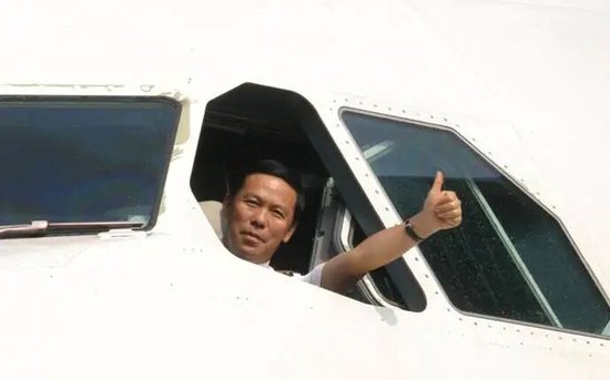 原东航集团董事长刘绍勇多么爱作秀？非要每年开飞机过瘾！但如今却被指涉嫌受贿！应该没法出来了  第3张