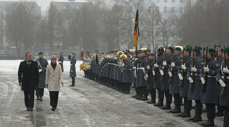 欧盟高官与德国防长举行会谈 称格陵兰岛“受到保护”  第1张