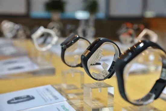 营收增加78.5%股价却腰斩，估值仅剩3亿美金的华米撑不起高端野心  第2张