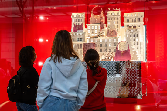 中国年轻人转向平替消费,奢侈品巨头在华押注失策 第1张 中国年轻人转向平替消费,奢侈品巨头在华押注失策 第1张
