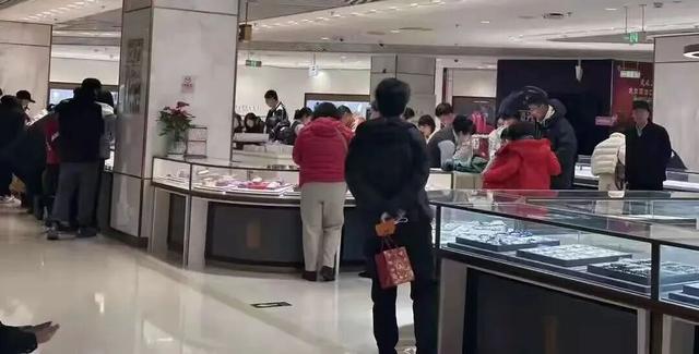大年初二金价大涨！有商场1000克金条卖断货，“顾客不问价直接出手！”专家严肃提醒  第3张