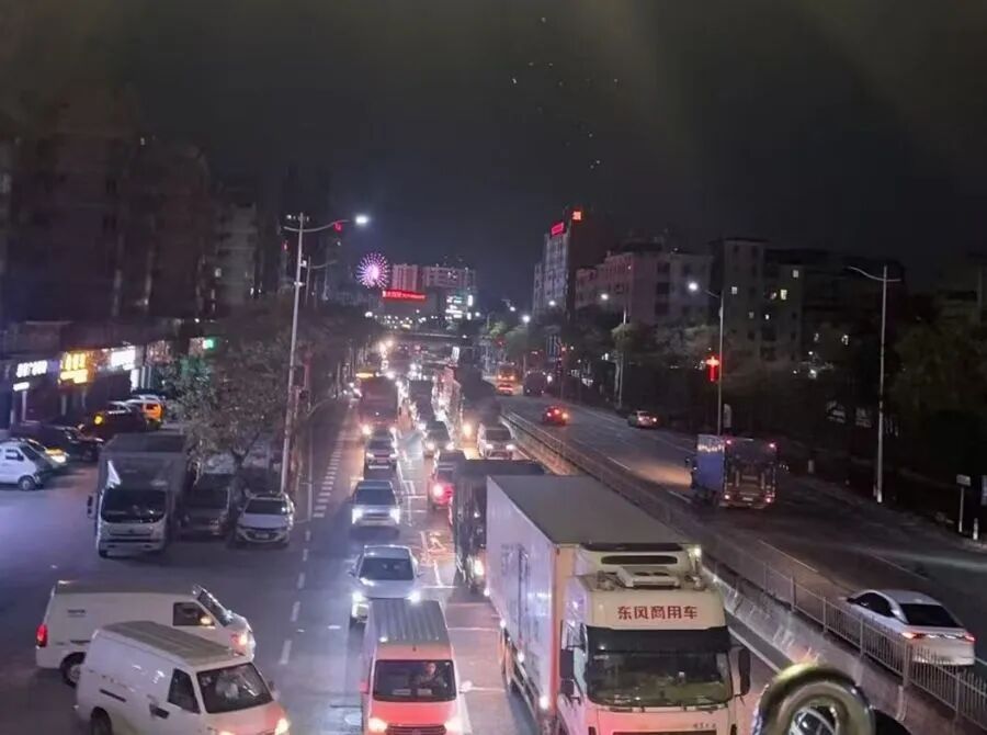 原材料一周涨价40%，仓库爆仓，周边大堵车！直击中东战火下的东莞塑料市场  第1张